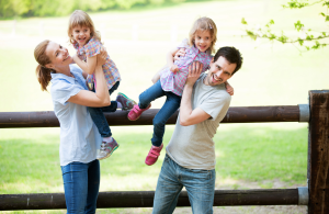 Mutter und Vater mit jeweils einer ihrer Zwillingstöchter
